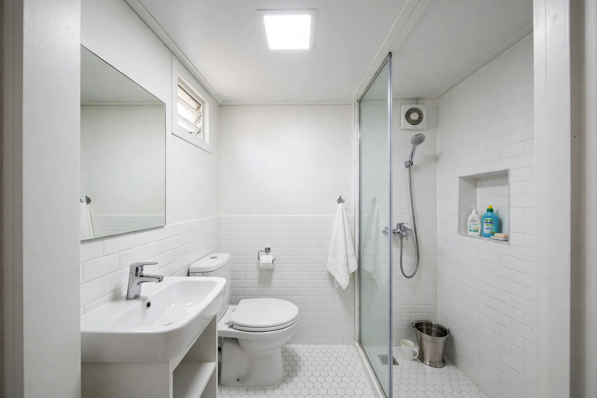 Compact bathroom with a flat slim false ceiling